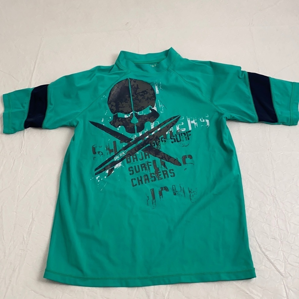 Gap green short sleeve skull rash guard XL